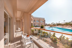 Woonvoorbeeld standaardkamer zwembadzicht