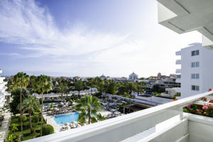 Woonvoorbeeld standaardkamer zwembadzicht