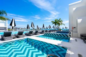 Woonboorbeeld deluxe kamer prive zwembad