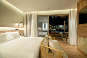 Woonvoorbeeld standaardkamer tuinzicht gedeeld zwembad