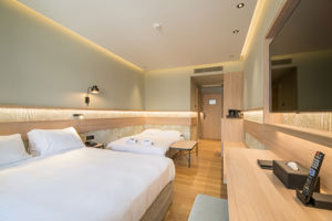 Woonvoorbeeld standaardkamer tuinzicht (Quadruple)