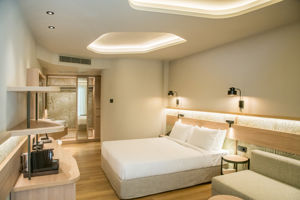 Woonvoorbeeld standaard familiekamer privézwembad tuinzicht