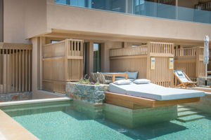 Woonvoorbeeld standaard familiekamer privézwembad tuinzicht