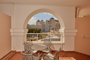 Woonvoorbeeld familiekamer met landzicht