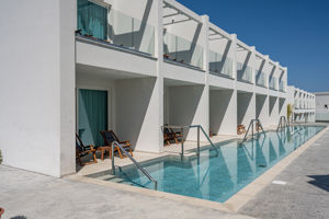 Woonvoorbeeld deluxe kamer met gedeeld zwembad