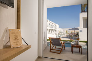 Woonvoorbeeld deluxe kamer met gedeeld zwembad