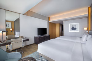 Woonvoorbeeld familiekamer en familiekamer met zeezicht