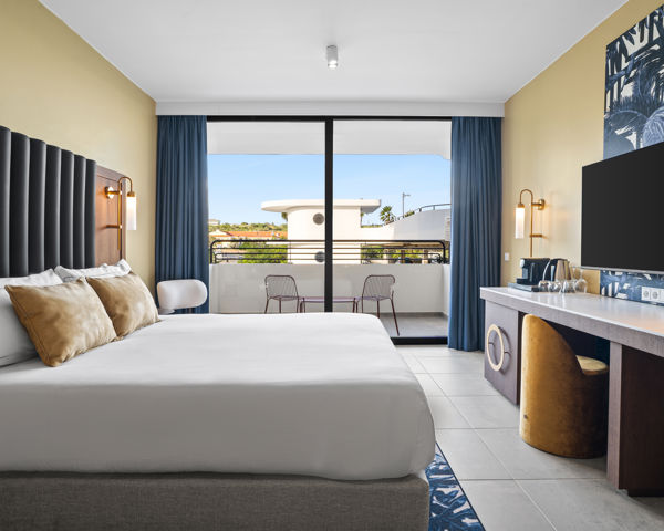 Luxe kamer met zeezicht en balkon in The Rif at Mangrove Beach