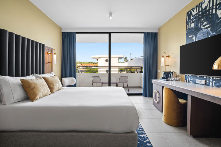 Luxe kamer met twee bedden, balkon en zeezicht in The Rif at Mangrove Beach