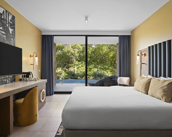 Deluxe kamer met kingsize bed in The Rif at Mangrove Beach