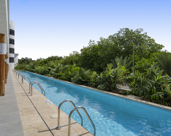 Groene mangrove- en laguneomgeving rondom het resort