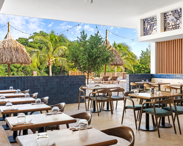 Terras van een à-la-carterestaurant in The Rif at Mangrove Beach