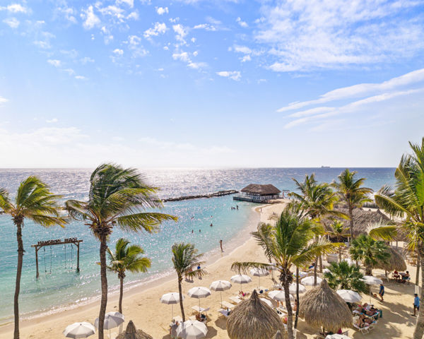 Helder water aan het strand van Curaçao, ideaal voor snorkelen
