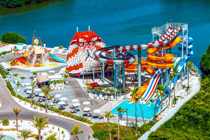 Het aquapark met de King Cobra-glijbaan van Mangrove Beach Resort