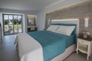 White Pearls Luxury Suites 