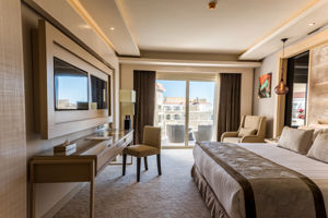 Woonvoorbeeld deluxe kamer zwembadzicht