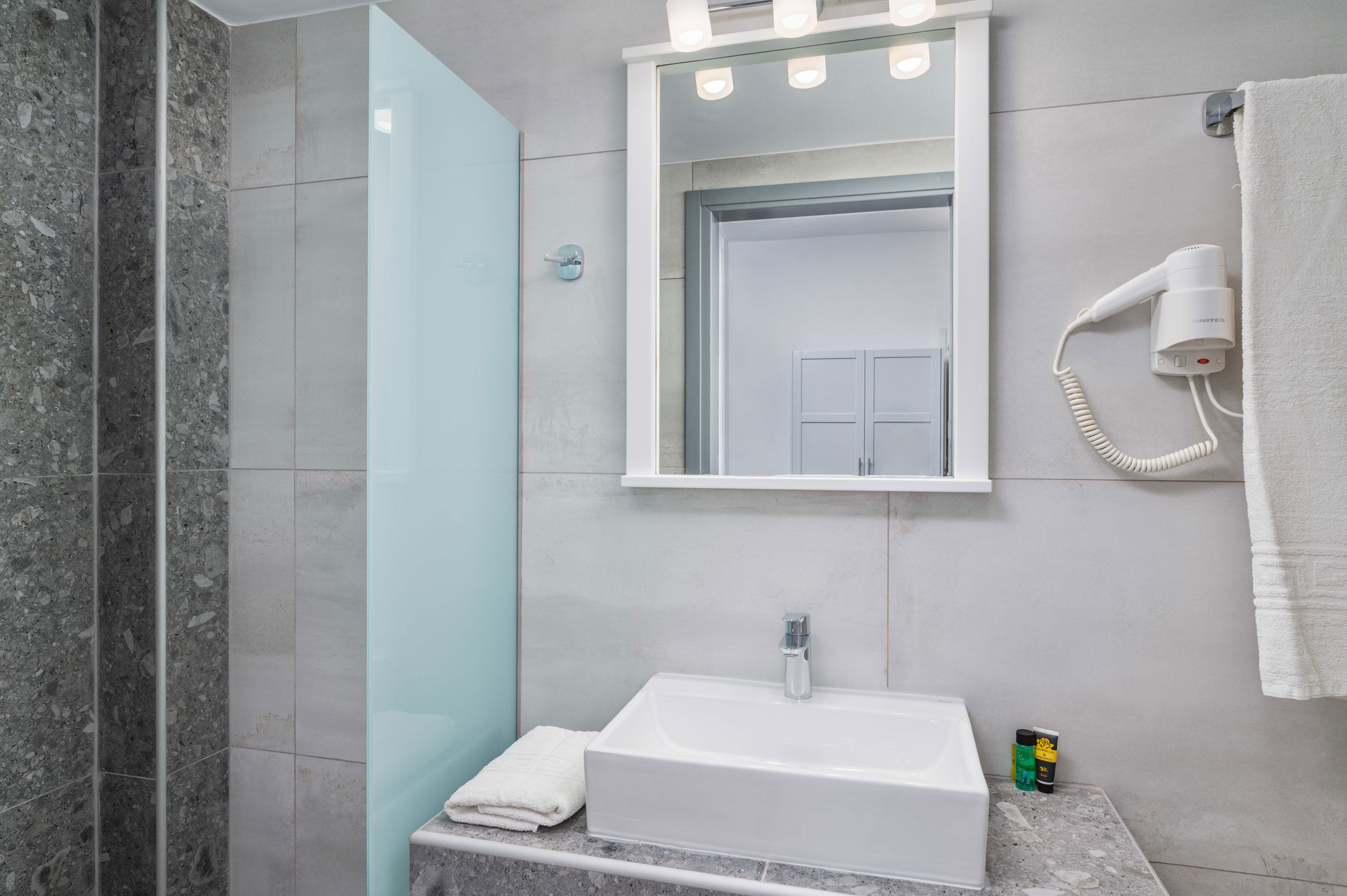 Maria Studios & Apartment