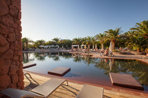 Woonvoorbeeld familiekamer direct toegang tot het zwembad