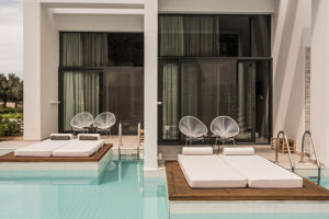 Woonvoorbeeld suite bungalow type 1, loft suite met gedeeld zwembad
