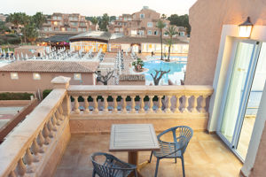 Woonvoorbeeld premium 2-kamerappartement zwembadzicht