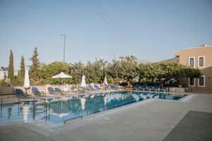 Dionysos Apartments & Studios