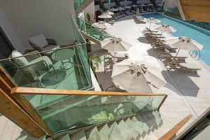 Woonvoorbeeld superiorkamer zwembad te bereiken met trap