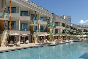 Woonvoorbeeld deluxe kamer toegang tot zwembad met trap