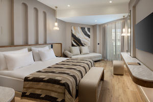 Woonvoorbeeld deluxe kamer toegang tot zwembad met trap