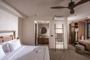 Woonvoorbeeld standaardkamer met whirlpool en zeezicht