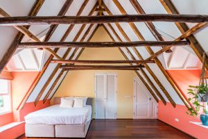 Woonvoorbeeld Coral Red Room met zeezicht