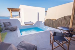 Woonvoorbeeld standaardkamer met zeezicht en privé zwembad