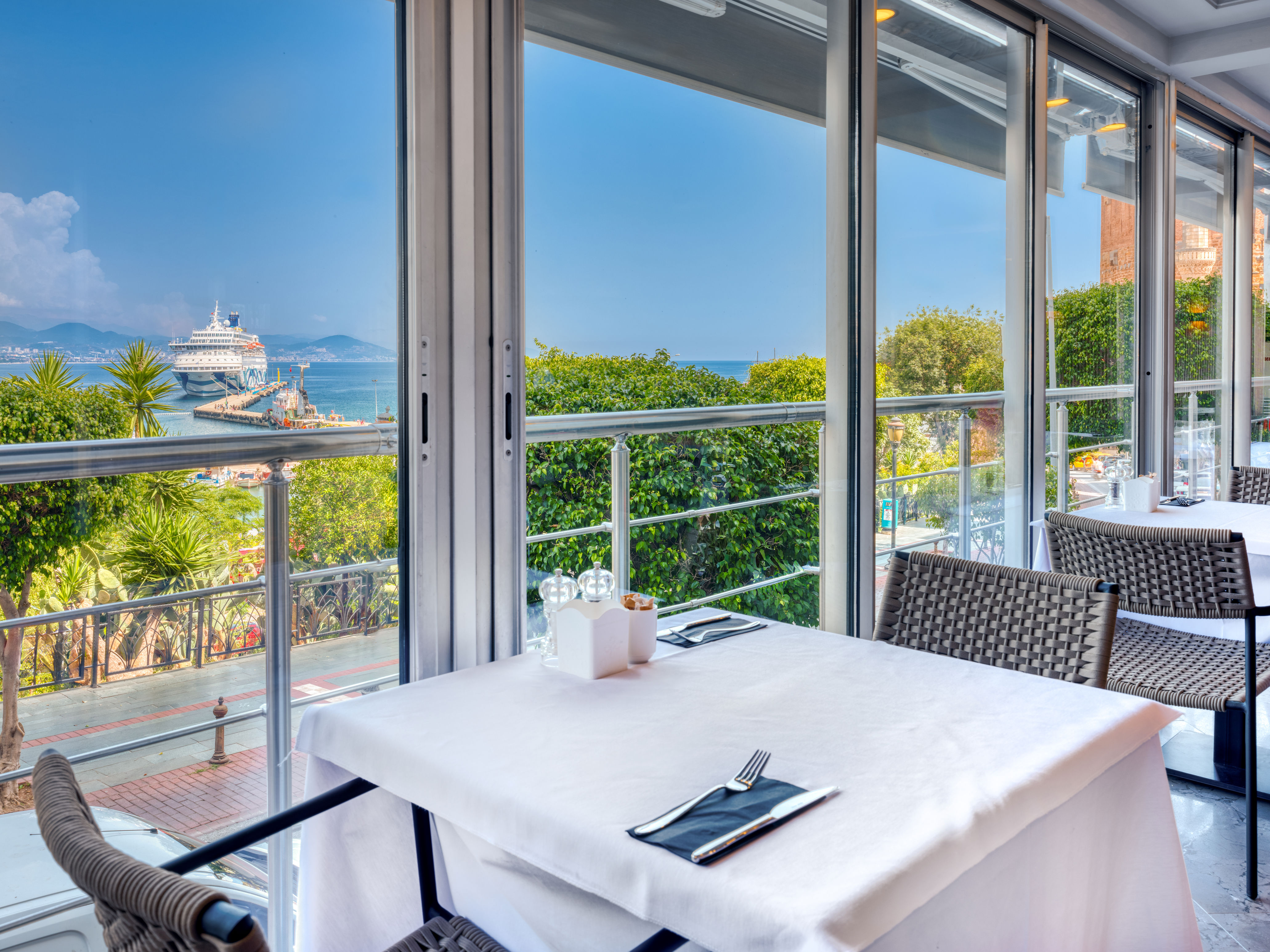 Numa Port Hotel