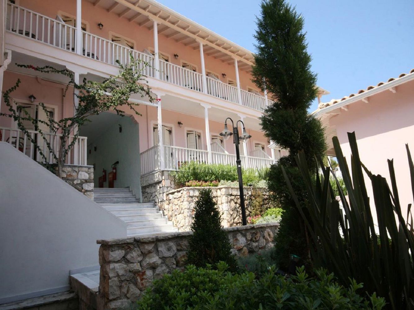 Ionis Hotel