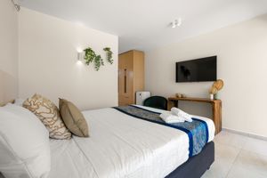 Woonvoorbeeld 2-persoonskamer, zwembadzicht