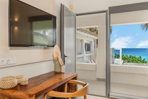 Woonvoorbeeld 2-persoonskamer, zwembadzicht