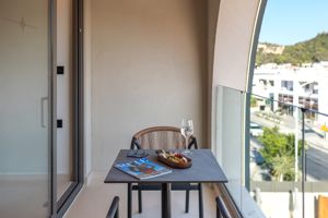 Woonvoorbeeld 2-persoonskamer deluxe zwembadzicht 