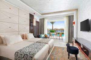 Woonvoorbeeld zwembad met tuinzicht (swim-up)