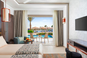 Woonvoorbeeld zwembad met tuinzicht (swim-up)