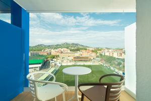 woonvoorbeeld superiorkamer met zwembadzicht