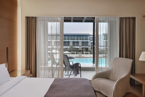 Woonvoorbeeld standaardkamer Superior zwembadzicht