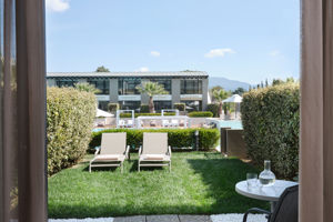 Woonvoorbeeld standaardkamer Superior zwembadzicht