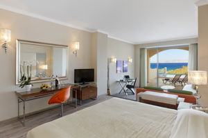 Woonvoorbeeld junior suite deluxe zijzeezicht met zwembad