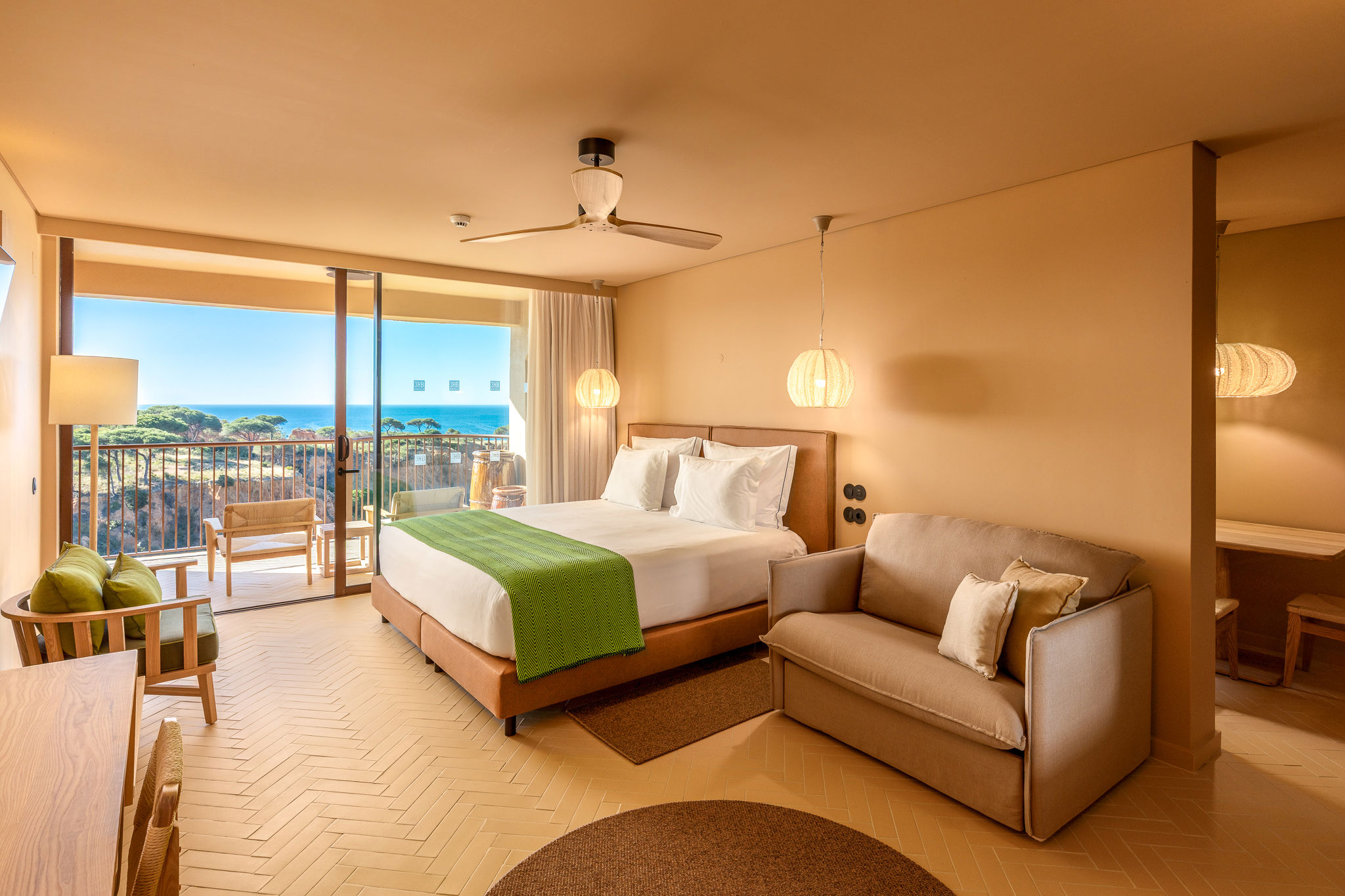 3HB Falesia Beach, Olhos d'Agua, Portugal