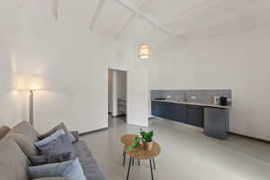 Woonvoorbeeld 2-kamerappartement met zwembadzicht