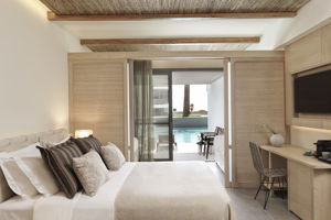 Woonvoorbeeld familiekamer met swim up land/zeezicht