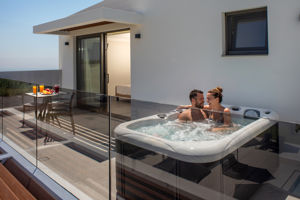 Woonvoorbeeld suite met whirlpool bovenverdieping