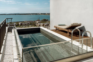Woonvoorbeeld Penthouse Suite (2 slaapkamers) Zeezicht met prive zwembad (Family Zone)