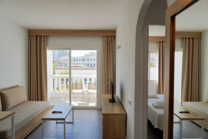 Woonvoorbeeld appartement met zwembadzicht