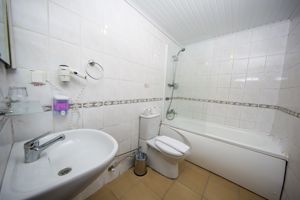 Woonvoorbeeld badkamer van de standaardkamer