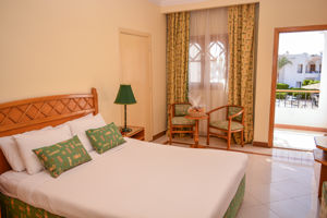 Woonvoorbeeld standaardkamer zwembadzicht